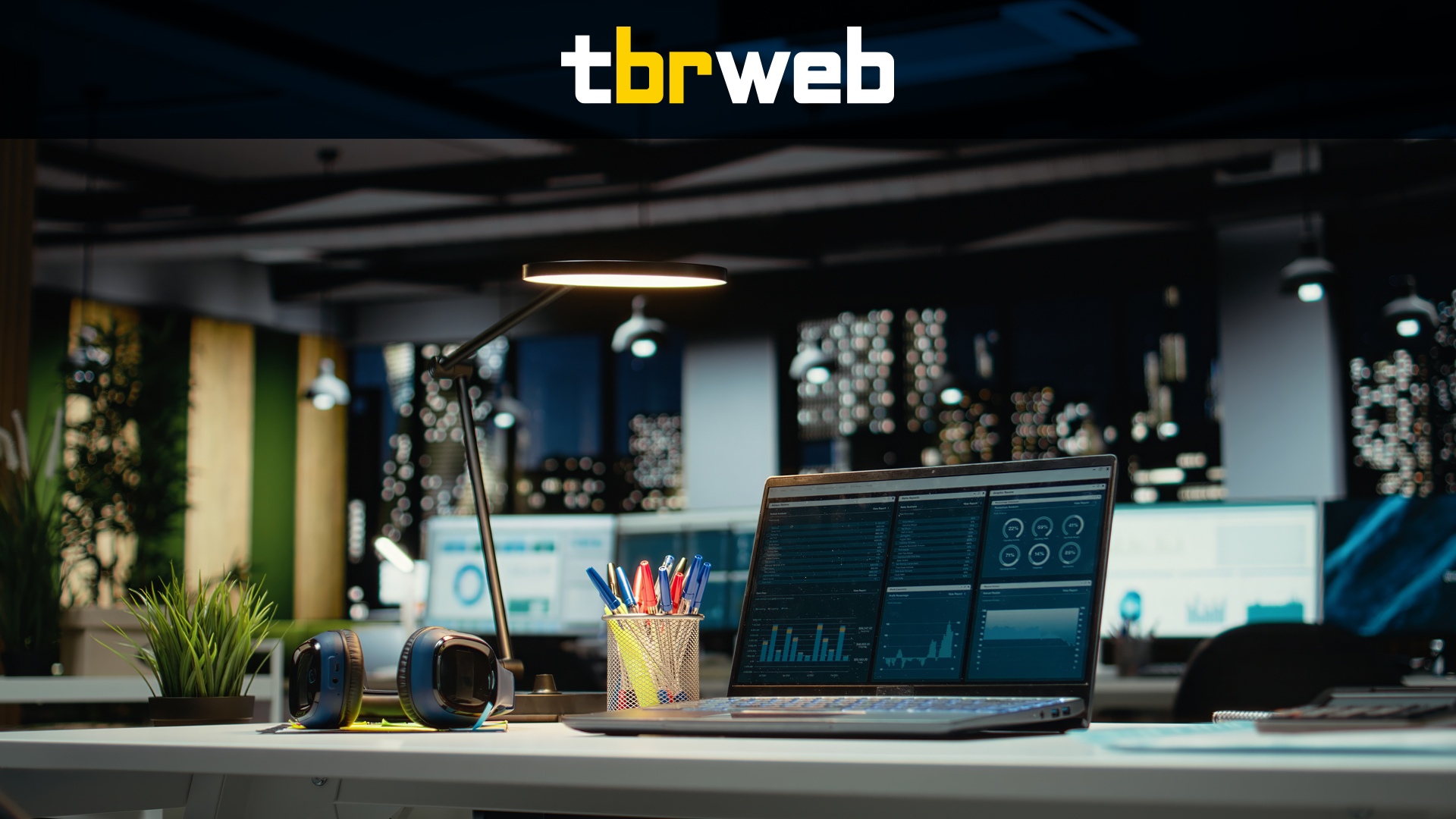 Aplicação da marca TBrWeb em fundo de tela com ambiente de tecnologia